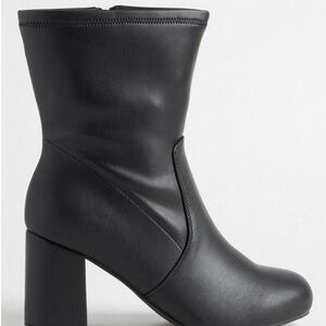 Torrid ladies 8 wide  stretch boot. BNWT black